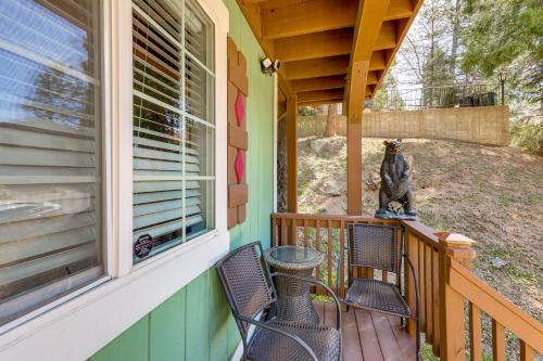 Μπαλκόνι ή βεράντα στο Remodeled Crestline Retreat Walk to Lake Gregory!