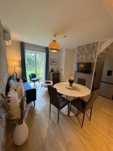 un salon avec une table et des chaises dans l'établissement gite penelope, à Mont-Dol