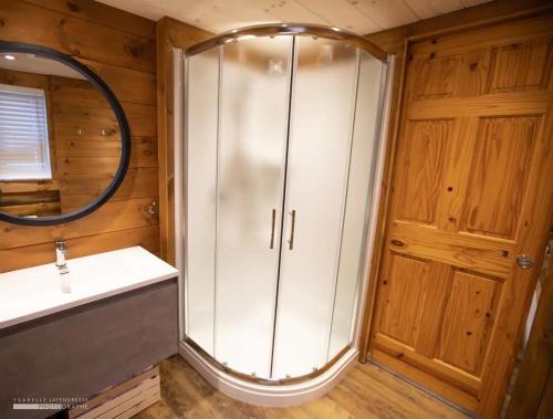 a bathroom with a shower and a sink at Chalet Le Merlot in Mandeville