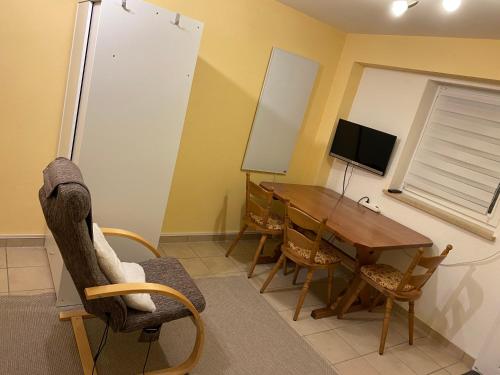 a dining room with a wooden table and chairs at Monteurwohnung Brunner in Engelthal