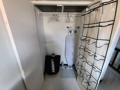 una cabina armadio con snowboard sul muro di Cozy Comfort a Kingston
