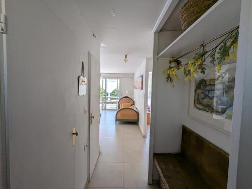 un couloir d'une maison avec un couloir blanc dans l'établissement Villa avec piscine proche Plages, à Pérols