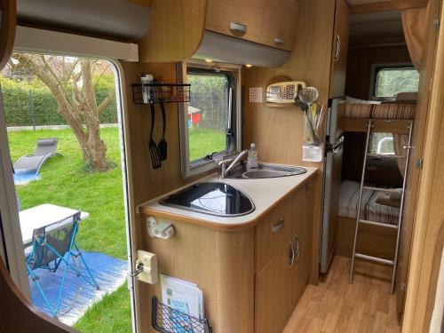 Φωτογραφία από το άλμπουμ του Camping-car au Charme de la Forêt avec jardin Accès à pied Circuit des 25 Bosses σε Le Vaudoué