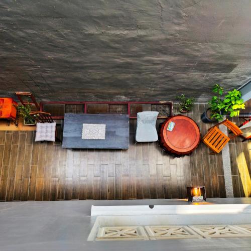 Una vista aérea de un restaurante con mesas y sillas. en Maru Yang 馬路楊宿屋, en Tainan