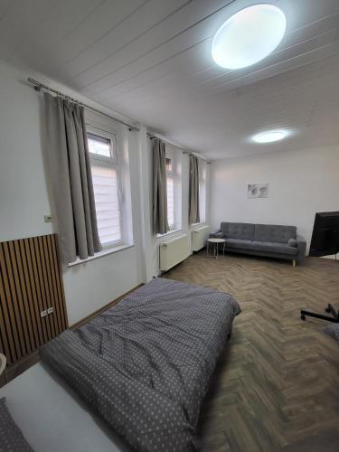 a living room with a bed and a couch at Sehr gut gelegene Wohnung im Herzen Hannovers in Hannover