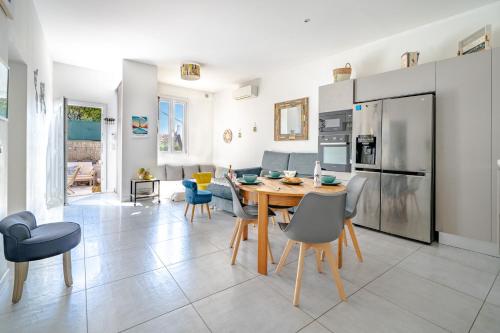 une cuisine et une salle à manger avec une table et des chaises dans l'établissement Cosy 4 pièces clim Terrasse Jacuzzi, à Nice