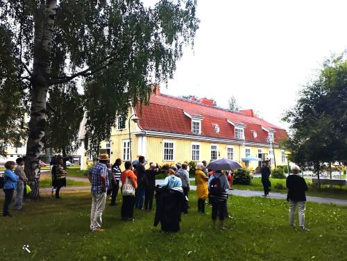a group of people standing in front of a building at Taideniityn Maa 1 - 4lle in Varkaus