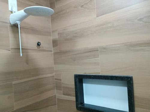 Koupelna v ubytování Kitnet Studio 103 aconchegante com garagem