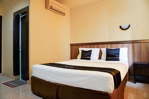 a bedroom with a large bed in a room at Collection O R.Sukamto Near Palembang Trade Center Mall in Palembang