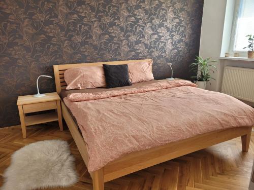 una camera con letto e piumone rosa di Nový apartman Eva a Jičín