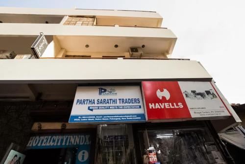 un negozio con cartelli sul lato di un edificio di Hotel City -- Near New Delhi Railway Station and Walk in RK Ashram Metro Station a Nuova Delhi