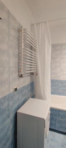 Un baño con inodoro blanco y ventana. en Słoneczna kawalerka, en Gdansk