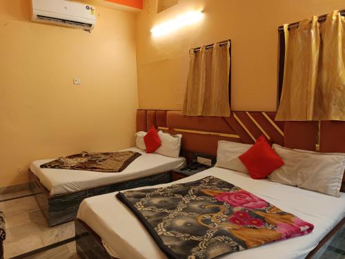 una stanza con due letti in una stanza di Hotel City -- Near New Delhi Railway Station and Walk in RK Ashram Metro Station a Nuova Delhi