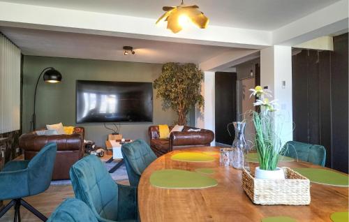 Zona de estar de Cozy Home In Bouillon With Wifi