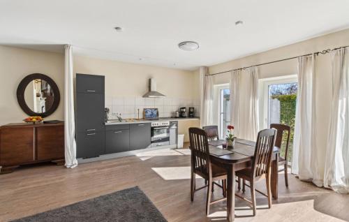 a kitchen and dining room with a table and chairs at Nostalgie in Gransee