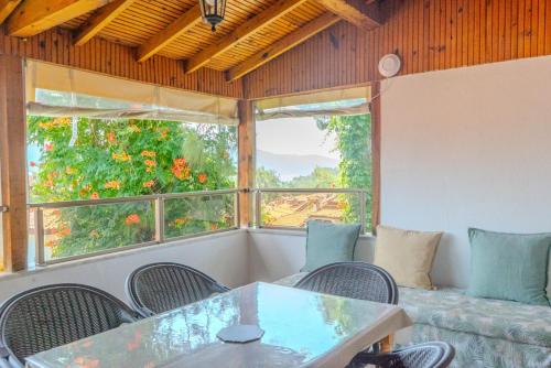a room with a table and chairs and a window at Esen Apartments in Ula