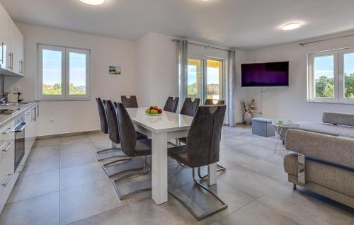 Beautiful Apartment In Starigrad With Wifi