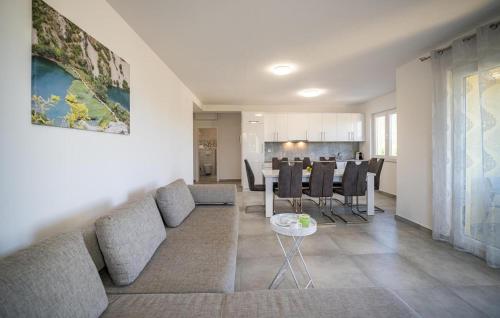 Beautiful Apartment In Starigrad With Wifi