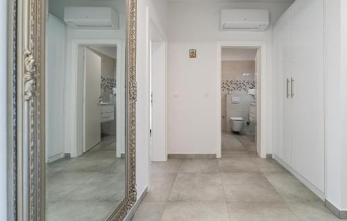 Beautiful Apartment In Starigrad With Wifi