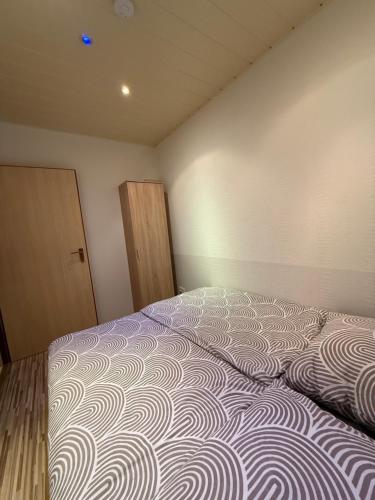 Postel nebo postele na pokoji v ubytování Neu renovierte Ferienwohnung mit Terrasse & schnellem WLAN im Odenwald