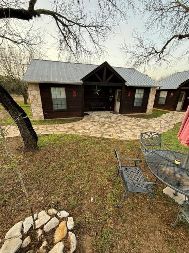 Το κτήριο όπου στεγάζεται  the country house