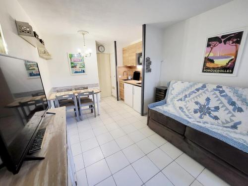 un salon avec un lit et une cuisine dans l'établissement Studio 4 personnes sur la Presqu'île de Giens avec piscine et accès direct sur la plage, à Hyères
