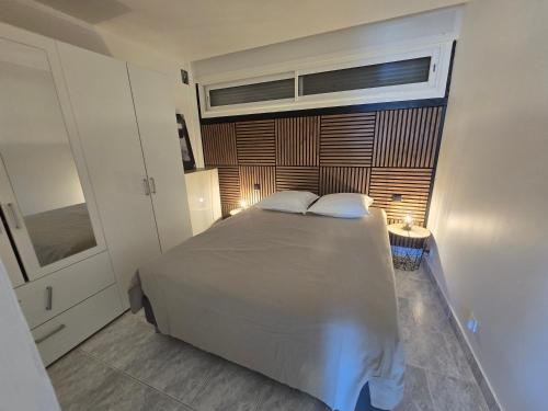 - une chambre avec un lit avec deux oreillers et une fenêtre dans l'établissement 307 Cap d'Agde naturiste T2 dernier étage avec garage, au Cap d'Agde