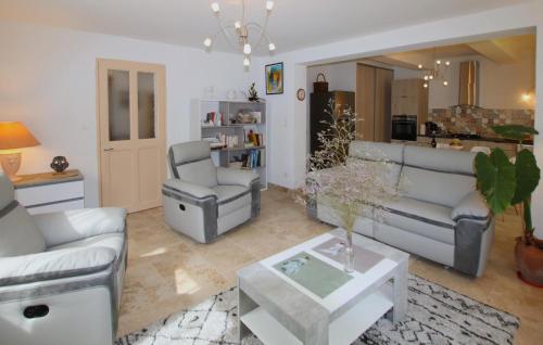 un salon avec deux canapés et une table dans l'établissement Amazing Home In Lagnes, à Lagnes