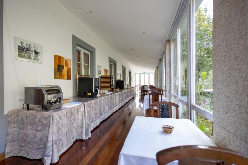 um restaurante com um balcão com uma televisão em Hotel Universal no Gerês