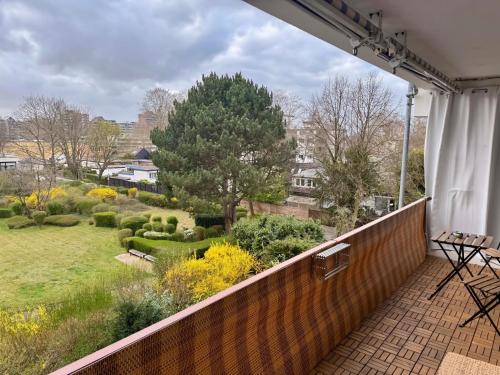 a balcony with a view of a garden at Modern Two-Bedroom apartment with Balcony in Cologne in Cologne