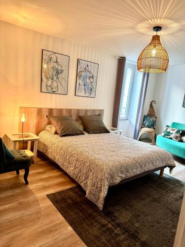 une chambre avec un grand lit dans une pièce dans l'établissement Superbe appartement grande terrasse centre ville St Rémy, à Saint-Rémy-de-Provence