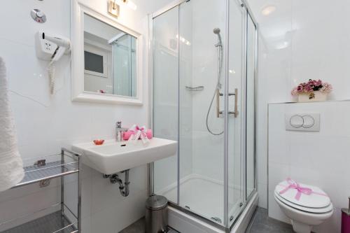ein Badezimmer mit Dusche, Waschbecken und Toilette in der Unterkunft Apartments Kala & Kaleta in Split