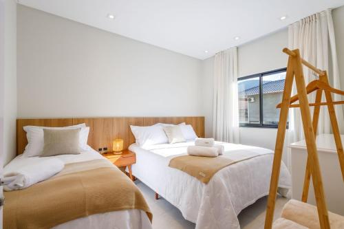a bedroom with two beds and a window at Apto Novo e diferenciado a 500 metros do Alles Park in Pomerode