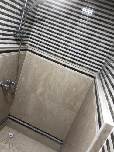 una ducha con puerta de cristal en un baño en Résidence Babylone Y - Appartement 2 Chambres, en Marrakech