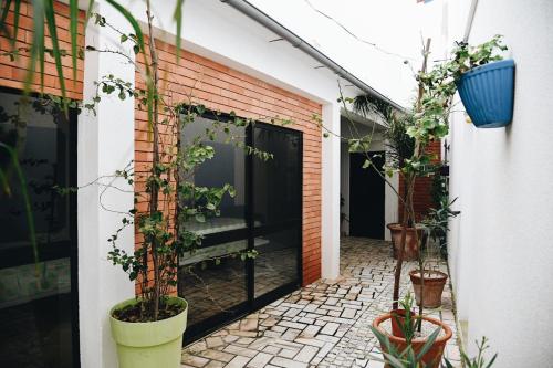 a courtyard with potted plants on the side of a building at vue mer in Pataias