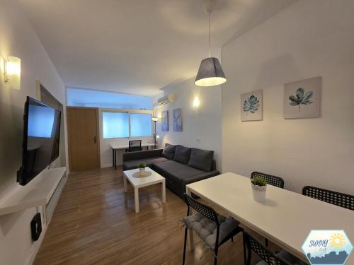 TV a/nebo společenská místnost v ubytování Sunny Torremolinos Centro