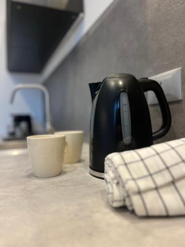 a black tea kettle sitting on a kitchen counter at AL 31 Bg in Bergamo
