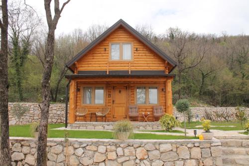 El edificio en el que está el chalet de montaña