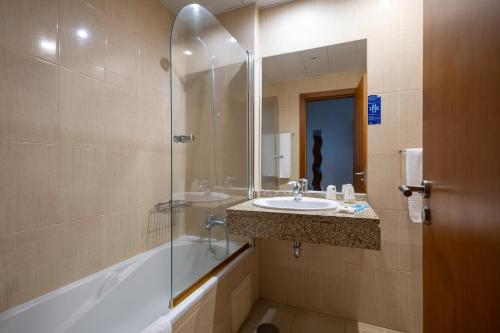 Koupelna v ubytování Hotel Apartamentos Geres Ribeiro