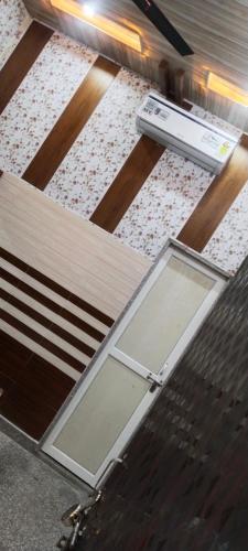 an overhead view of a door in a room with a floor at Lala Chunni Lal Seva Sadan in Khātu