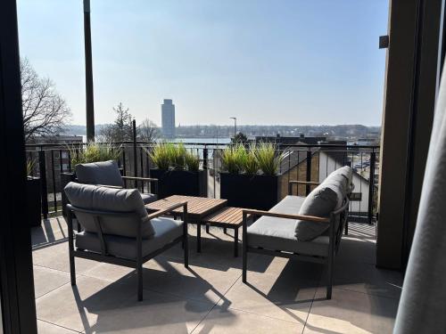 a patio with a table and chairs on a balcony at Ferienwohnung-Domziegelhof in Schleswig