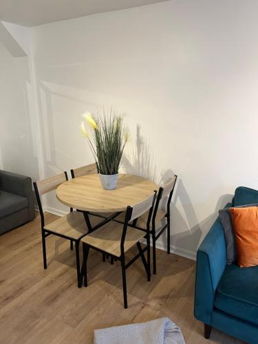 een tafel met een plant in de woonkamer bij Apartment facing Covent Garden station in Londen