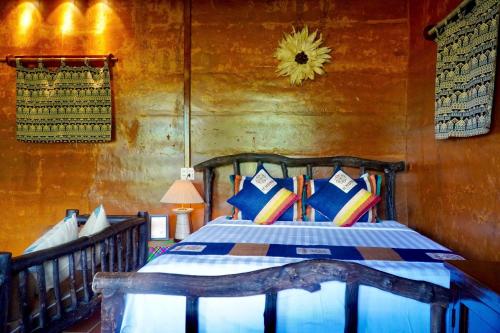 Ένα ή περισσότερα κρεβάτια σε δωμάτιο στο H'mong Village Resort Ha Giang