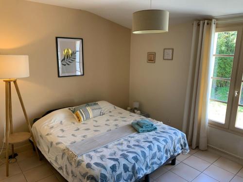 une chambre avec un lit dans une pièce avec une fenêtre dans l'établissement Maison de charme séjour à la ferme La Petite Sabliere, à Saint-Just