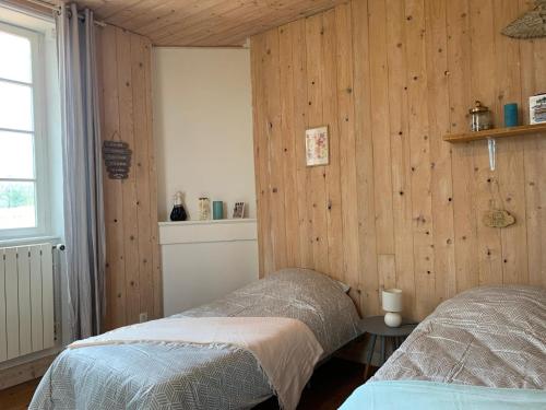 Postel nebo postele na pokoji v ubytování Maison de charme séjour à la ferme La Petite Sabliere