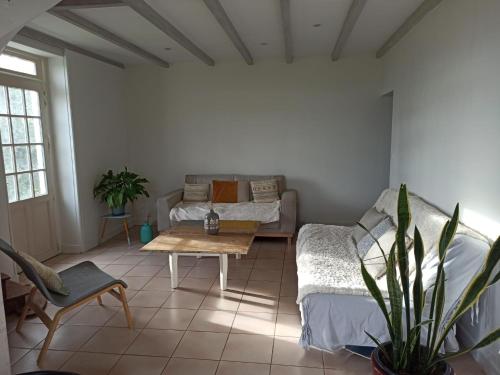 Posezení v ubytování Maison de charme séjour à la ferme La Petite Sabliere