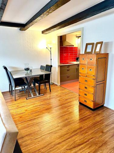 une salle à manger et une cuisine avec une table et des chaises dans l'établissement Duplex cosy en hypercentre de Thionville - 3min à pied de la gare, à Thionville