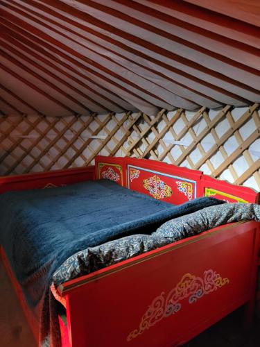 Ein Bett oder Betten in einem Zimmer der Unterkunft Yourte d'intérieur d'une demeure du 18e siècle en Anjou entre vignes et châteaux