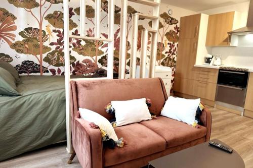 un salon avec un canapé et une cuisine dans l'établissement LeRelaisdOdile Studio - Le charme au cœur de ville - Ideal Couple & Travailleurs, à Valenciennes