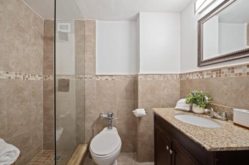 Ένα μπάνιο στο Beach Front 2 Bed Condo - Pool & Tiki Bar